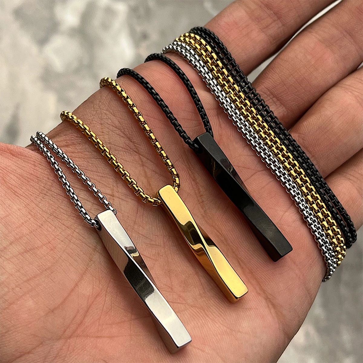 گردنبند مردانه مشکی مدل پیچ خورده